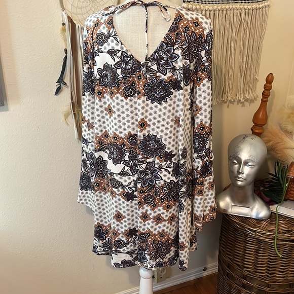 Maurices Bell Sleeved Mid Length Dress / Size Large - Picture 5 of 7